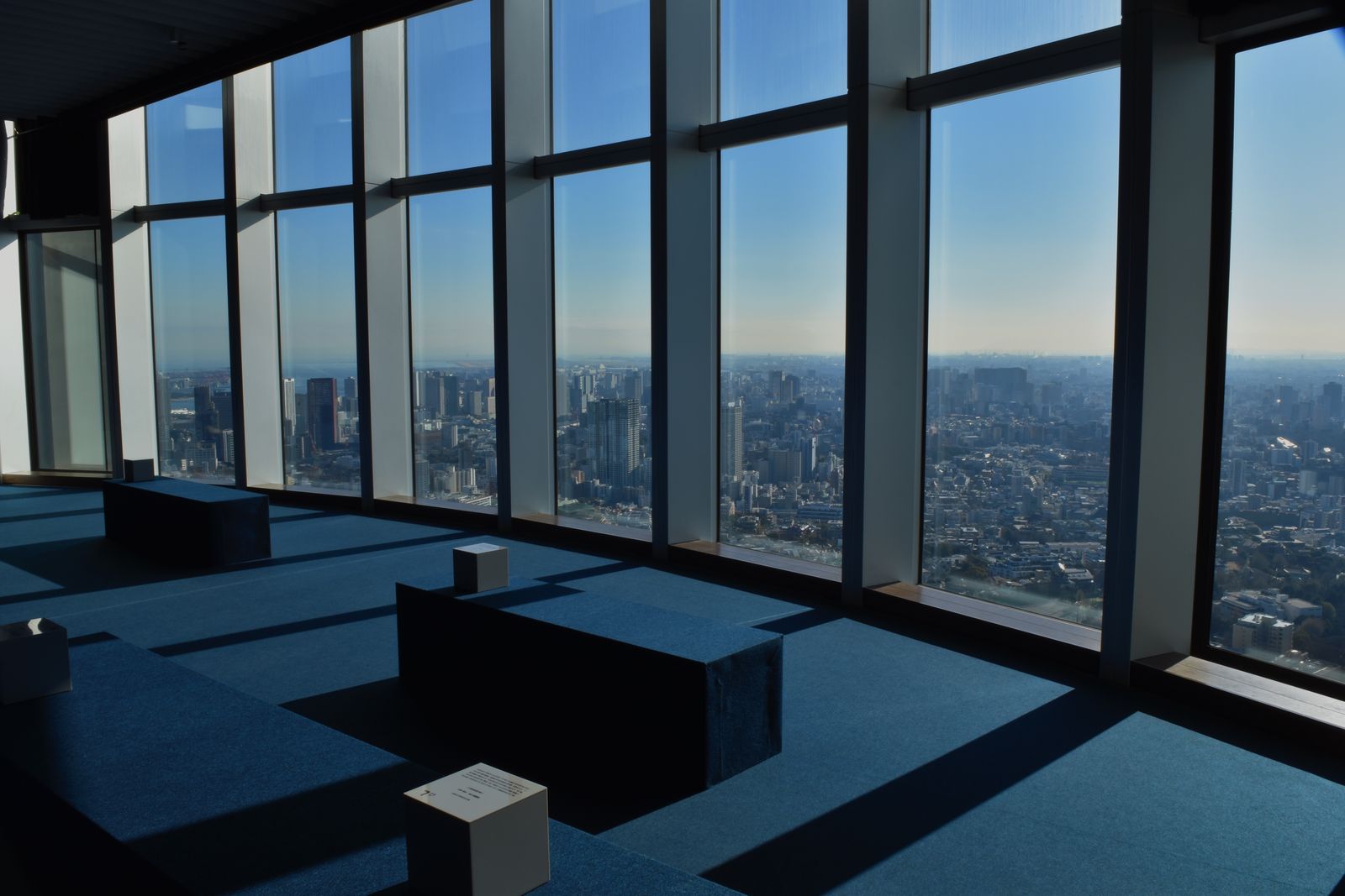 東京の街を望むフロア